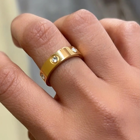 NEW Unisex 14k Gold Plated Stainless Simulated Diamond Ring Size 7 - Picture 8 of 13
